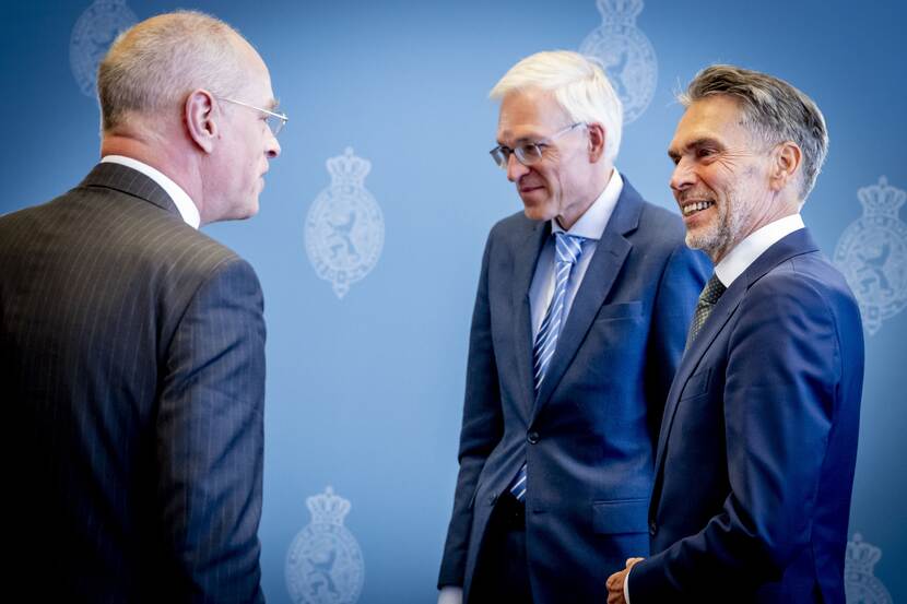 Formateur Van Zwol en kandidaat minister-president Schoof in gesprek met de voorzitter van de Eerste Kamer, Jan Anthonie Bruijn.